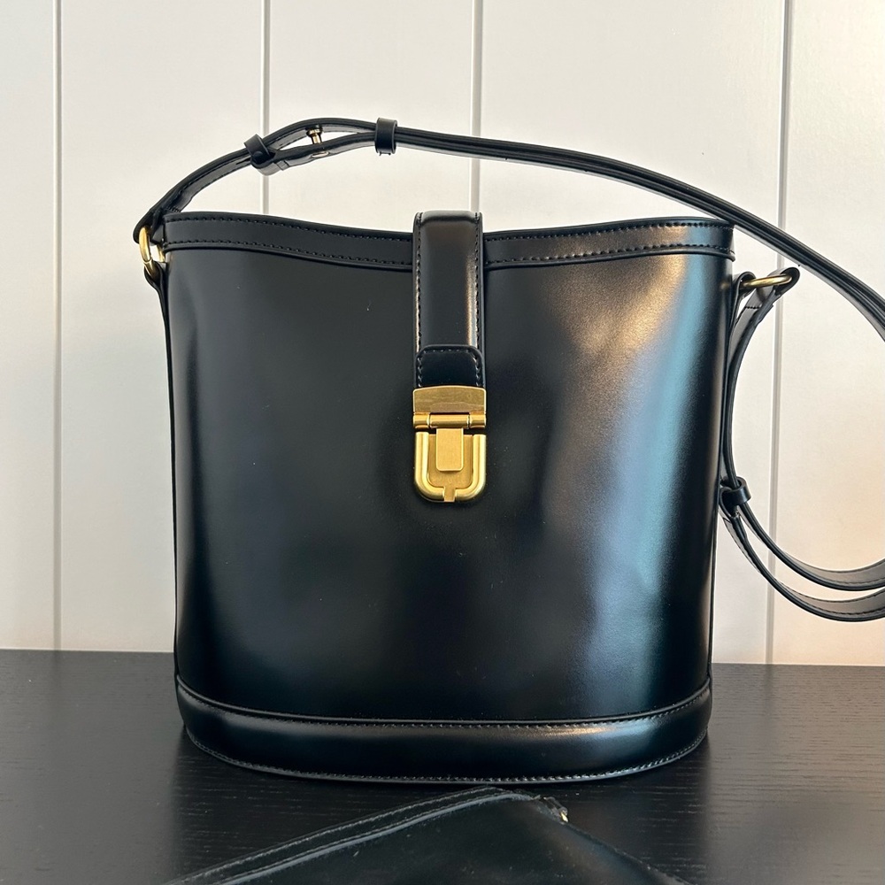 Elegant Black Leather Shoulder Bag